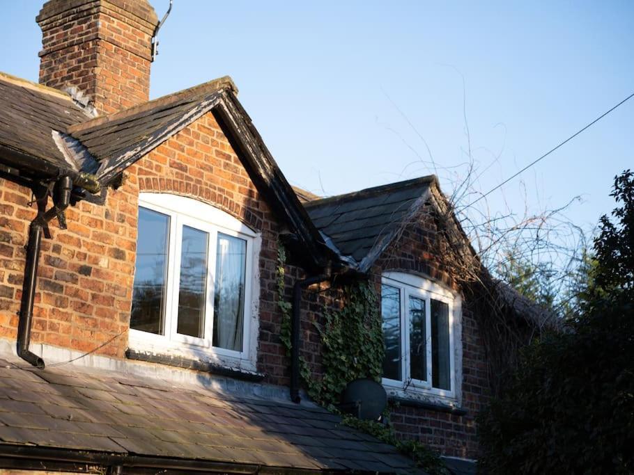 Charming Cottage Getaway In Altrincham Exteriér fotografie